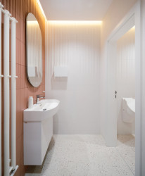 Pohled do sociálního zařízení (Zrekonstruované kanceláře v Paláci Akropolis; Marco Maio Architects)