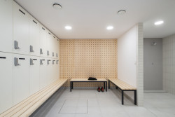 V suterénu jsou umístěny šatny pro sportovce a toalety pro klub. 