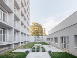 Dvorek, nyní obytný (Rekonstrukce ubytovny v Košicích; Atrium Architekti)