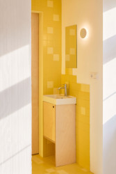 Barevné akcenty architektky do interiéru vnesly třeba barevnými obklady. (Byt pro malířku v Praze-Holešovicích od Plus One Architects)