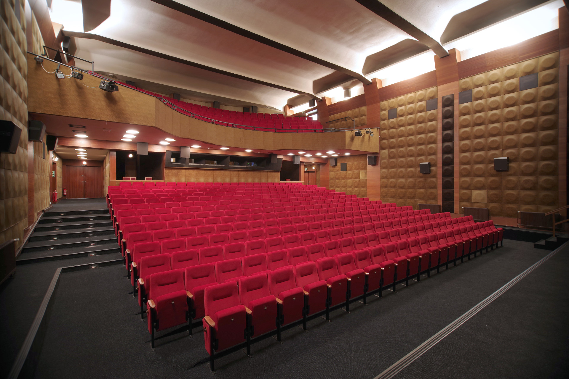 Fotografie z roku 2021 zachycuje dochovaný interiér sálu a horního foyer po výměně sedaček a některých dalších prvků.