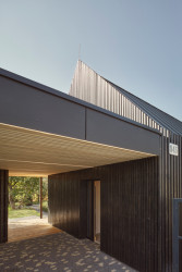 Zastřešení vstupu (Dům ve Vraném nad Vltavou, 0,5 Studio)