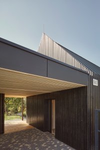 Zastřešení vstupu (Dům ve Vraném nad Vltavou, 0,5 Studio)