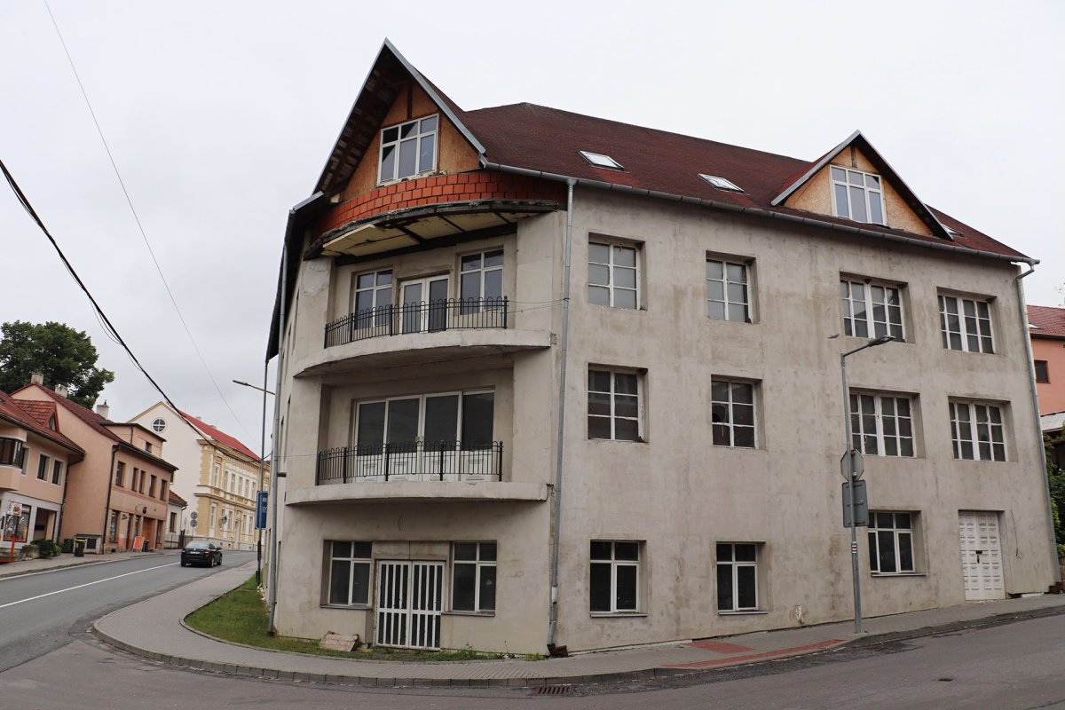 Brownfield ve Valašských Kloboukách nově slouží jako podnikatelský inkubátor Dům na rohu.
