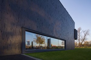 Kler salon v Katovicích, použitý materiál: LFP.Black heart (LF05)