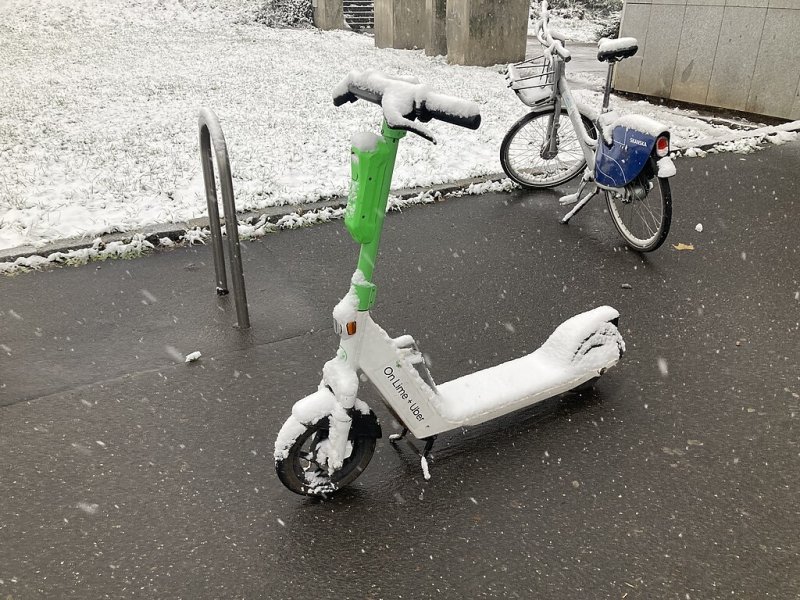 Sdílená elektrokoloběžka pod sněhem