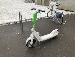 Sdílená elektrokoloběžka pod sněhem