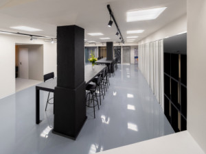 Nové koupelnové studio Hub in Bath v Karlíně vzniklo spojením čtyř výrobců sanitárních produktů.