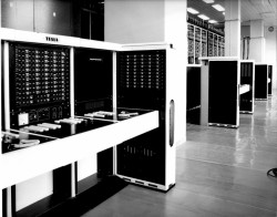 Dobové fotografie Ústřední telekomunikační budovy v Praze na Žižkově.