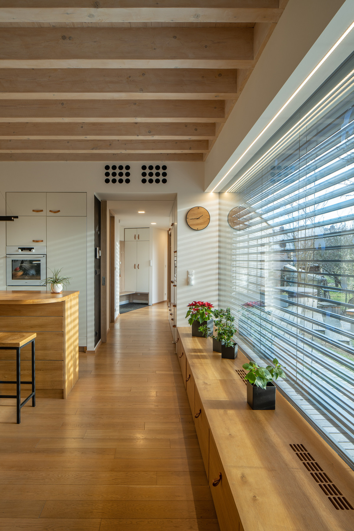 Pohled ze společenské místnosti do centrální vstupní haly (Dům na Hané; MOLO Architekti)