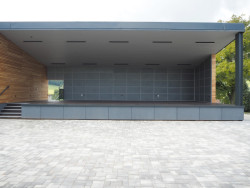 Architekti ze studia Liprojekt doplnili sportovní areál v obci Vidče o bufet s posezením a kryté pódium