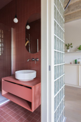 Detail obkladů použitých v koupelnách. Světlo do nich přinášejí příčky z luxfer. (Metropol Be One Apartments v Bratislavě od BEEF ARCHITEKTI)