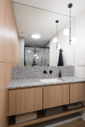 Interiérová designérka Diana Perknovská navrhla byt pro svou sestru, ve kterém se snoubí světlé barvy s přírodními materiály