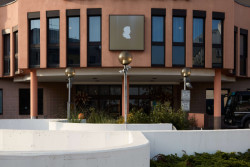 Uvnitř je přes 400 pokojů, což z Dona Giovanniho dělá jeden z největších pražských hotelů. 