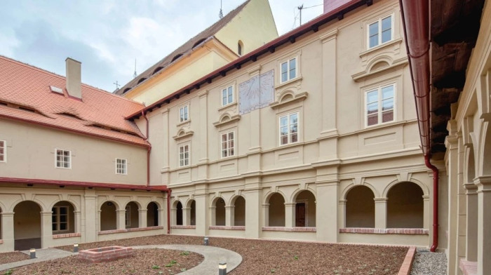 Exteriér se vracel do podoby z počátku 20. století. Fasádu zdobí sluneční hodiny. (Kapucínský klášter v Žatci po obnově)