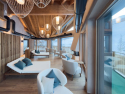 Odpočívárna s výhledem na sjezdovky ve spa hotelu Al Nin