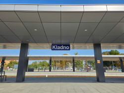 Nové přístřešky na třech nádražích v Kladně. Inovací prošly zejména podhledy - jsou to kazety, které umožní například vytvořit šikminu.