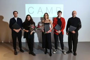 Kdo dostal letos ocenění? Zleva Patrik Michal Berinštern (čestné uznání), Karolína Šimonová (3. místo), Justýna Kaislerová (1. místo), Matěj Hoffman (čestné uznání) a Alexander Arthur Storek (Cena ministerstva průmyslu a obchodu)