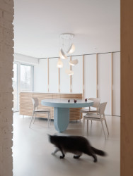 Pohled do kuchyně. ("Open space" byt v Hodoníně od Atel!er)