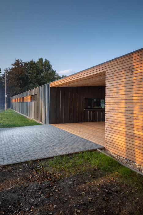 Zázemí fotbalistů TJ Vlčovice od Kamil Mrva Architects