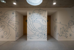 Ilustrace na stěně malovali architekti. (Nízkoprahový klub Relax v Nové Pace; atakarchitekti)