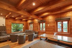 Celá světnice je provoněná dřevem.