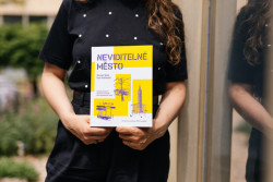 Nakladatelství IPR vydává knihu Neviditelné město, která odhaluje podmanivé příběhy skrývající se za zdánlivě nepodstatnými a přehlíženými aspekty městského prostředí