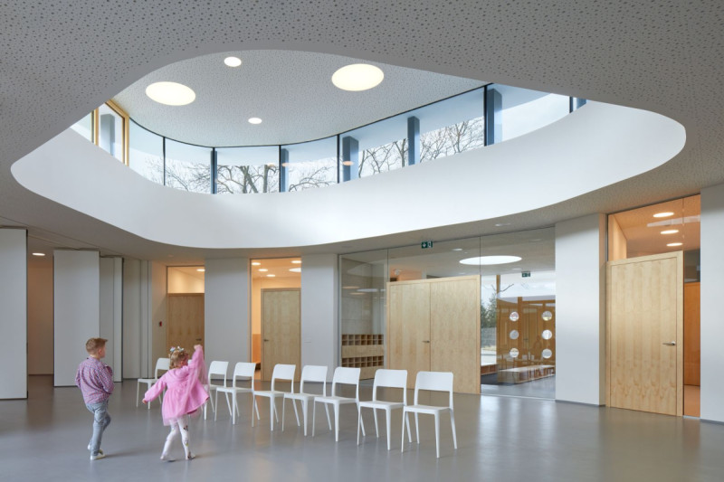 Dveře i mobiliář MŠ Galaxie eR ve Varnsdorfu od RG architects propojuje březová dýha.