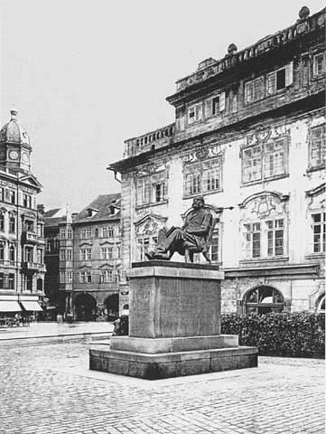 Pomník Ernesta Denise - foto