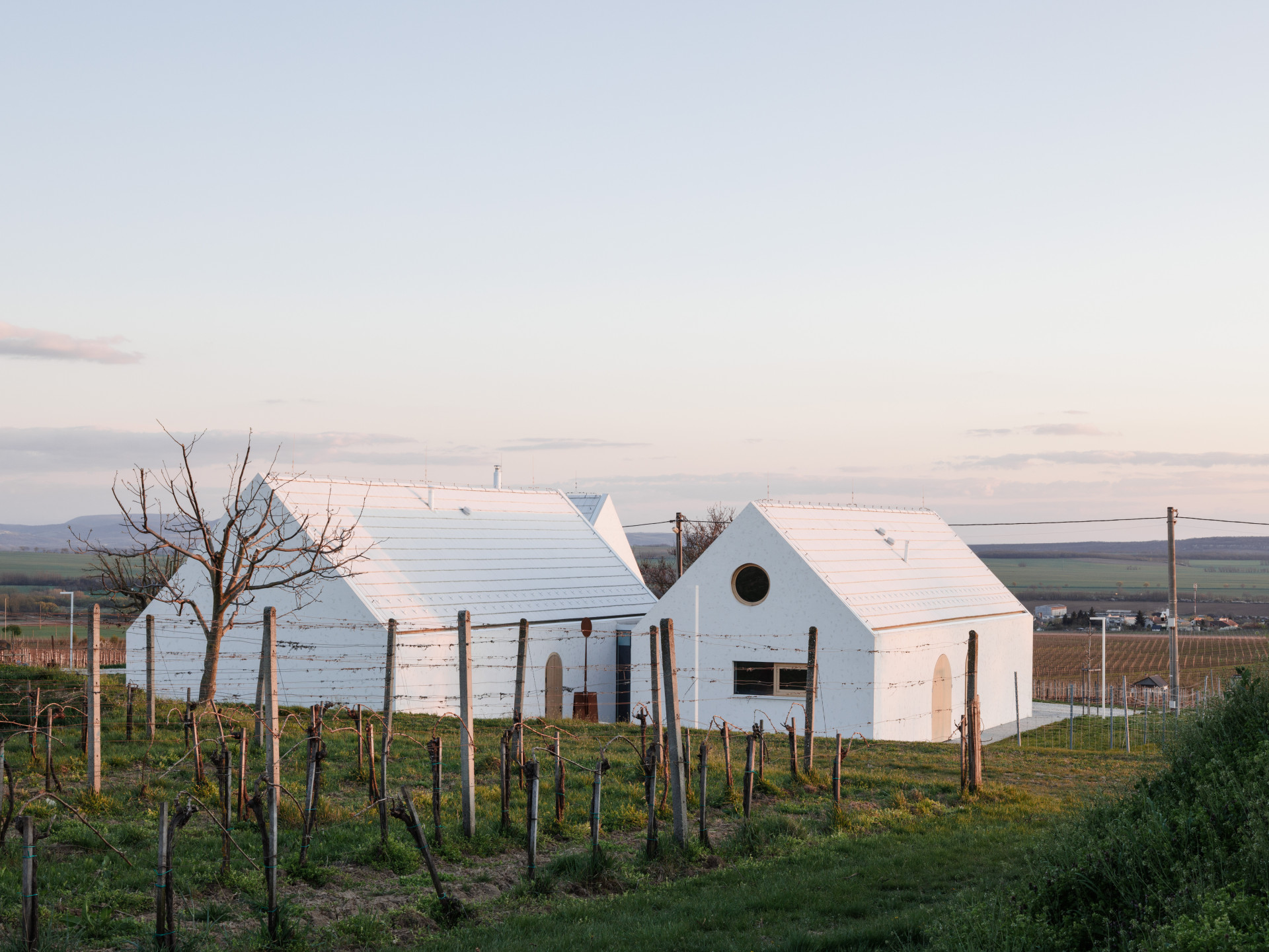Střechy jsou bílé a bez střešeních oken, aby se stavby nepřehřívaly. Jedná se sice o novostavbu, ale i tady vidíme odpovědnost k životnímu prostředdí a okolní zástavbě.