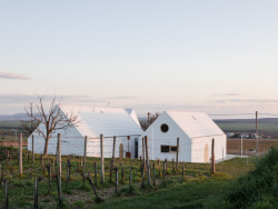 Střechy jsou bílé a bez střešeních oken, aby se stavby nepřehřívaly. Jedná se sice o novostavbu, ale i tady vidíme odpovědnost k životnímu prostředdí a okolní zástavbě.
