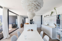 Ateliér MOLNÁR-PERÁČEK navrhli nízkoenergetická rodinný dům u Prahy