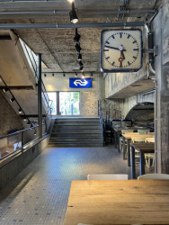 V celém objektu jsou zachovány původní cedule, směrovky, hodiny a vlakové jízdní řády. Místo jízdenky na vlak si tu koupíte gastro zážitek.