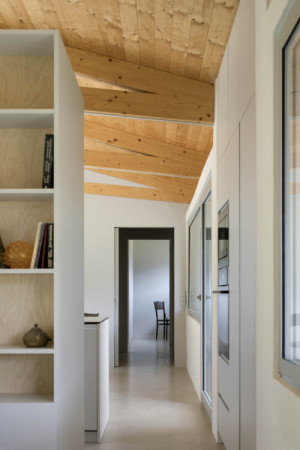 Prostor plyne lineárně a bez zbytečných chodeb.  (Dům se šikmou fasádou; Papundekl architekti)