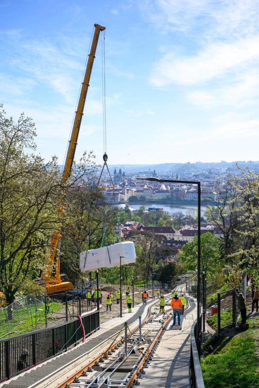 Z osazování nových vozů lanové dráhy na Petřín