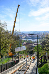 Z osazování nových vozů lanové dráhy na Petřín
