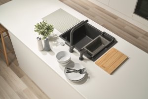 ALL-IN Set 3 - flexibilní systém doplňků ke dřezům (teleskopický držák, bambusová přípravná deska, velká odkapávací miska a rolovací silikonová podložky)