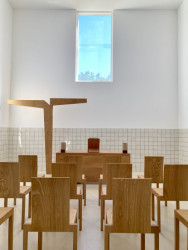 Kaple má omítku v barvě okolní zeminy - rozhodnutí prý vzniklo až na místě, když Siza nedokončenou kapli viděl - původně měla být bílá.