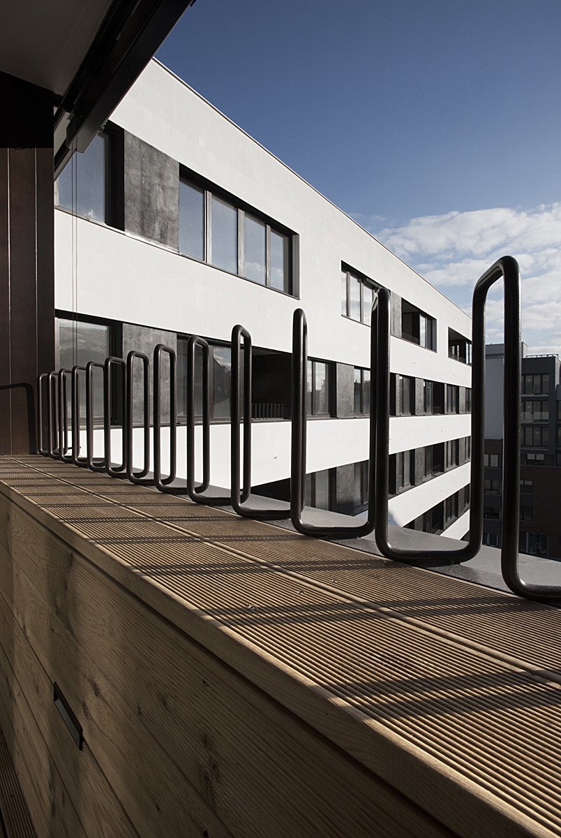 Aulík Fišer architekti realizovali polyfunkční dům v Libni, který reaguje na urbanisticky nejednotnou městskou zástavbu