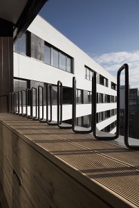 Aulík Fišer architekti realizovali polyfunkční dům v Libni, který reaguje na urbanisticky nejednotnou městskou zástavbu