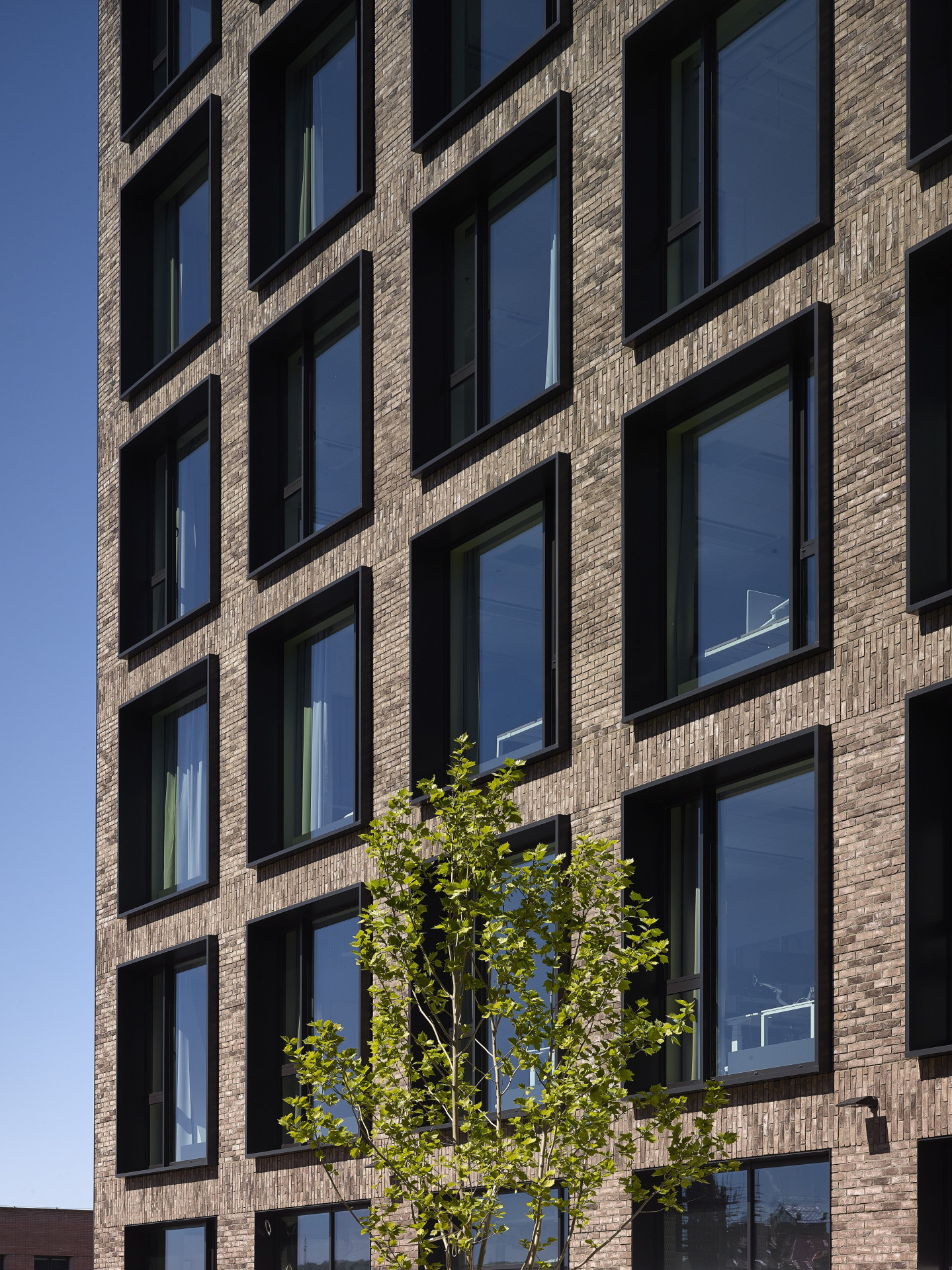 Jakub Cigler Architekti realizovali nárožní administrativní budovu na náměstí W. Churchilla s cihlovou fasádou