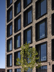 Jakub Cigler Architekti realizovali nárožní administrativní budovu na náměstí W. Churchilla s cihlovou fasádou