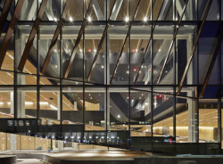 Detail diagonálních lamel na fasádě, které odrážejí slunce. (Centrum výpočetní a datové vědy Bostonské univerzity, KPMB Architects)