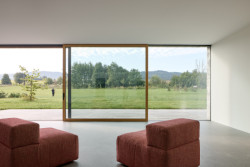 Uvnitř budovy SPOJ (Sídlo a showroom Janošík, Jakub Janošík)