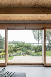 Architekti Martin Maňo a Tomáš Amtmann navrhli na břehu slovenské vodní nádrže Horná Studená Voda dřevěnou chatu