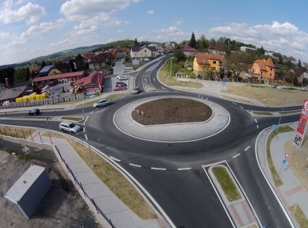 Kruhový objezd pro umístění uměleckého díla – foto