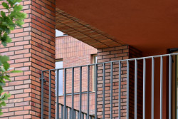 Na Julisce stojí tři nové bytové domy. Navrhlo je studio bod architekti.