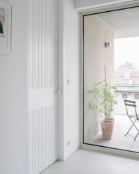 Jaromír Krobot navrhl interiér bytu, ve kterém dominují přiznané pálené cihly, beton a hrubé omítky