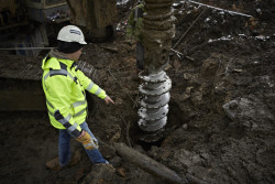 "Zprvu jsme se věnovali hlavně technickému řešení staveb, ale záhy se rozhodlo, že hlavní směr bude realizace staveb, a pořídila se první vrtná souprava," říká Radek Obst.
