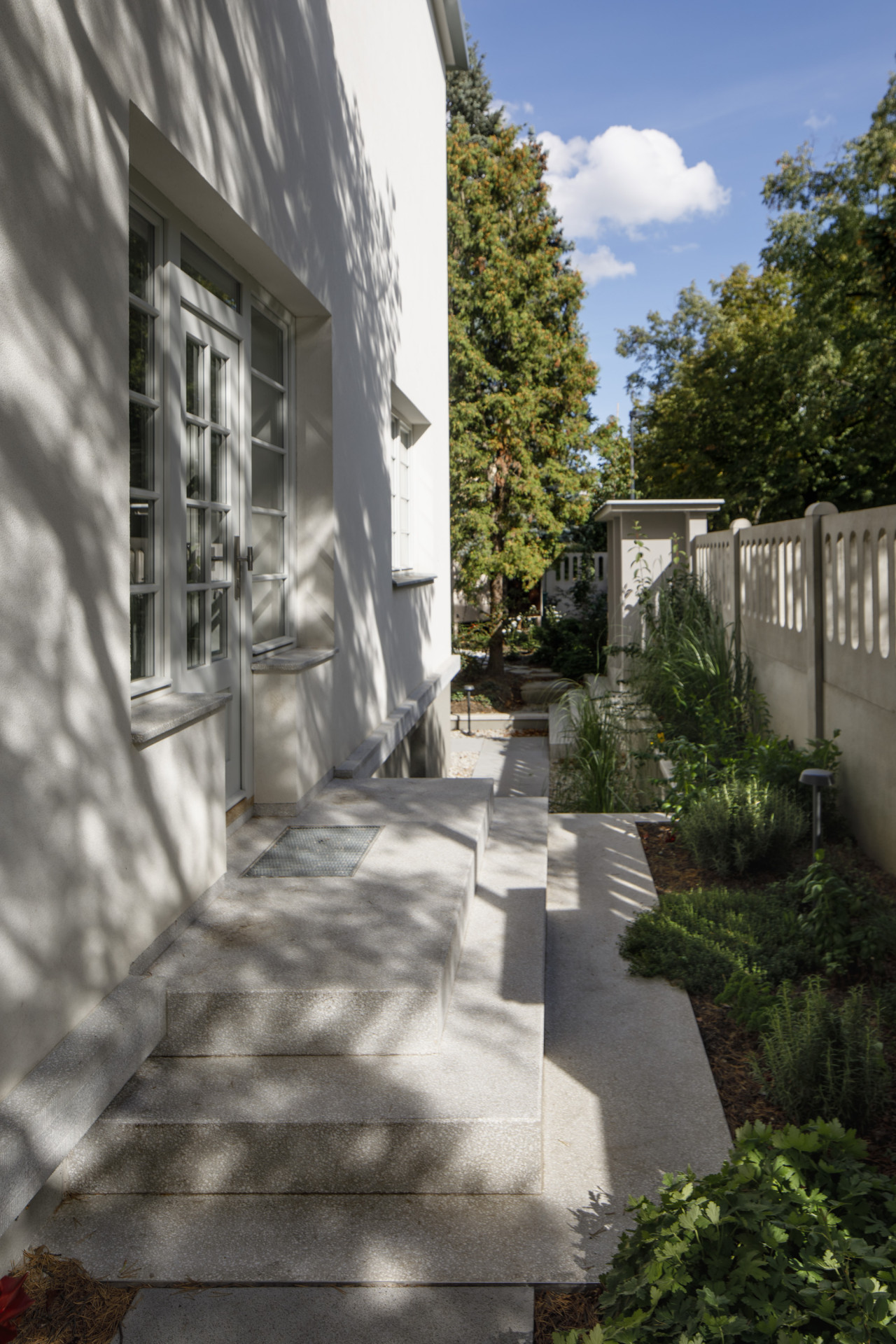 Rekonstrukce prvorepublikové vily v Praze od studia Lenka Míková Architekti